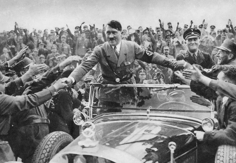 Adolf Hitler es recibido por sus partidarios en Nuremberg